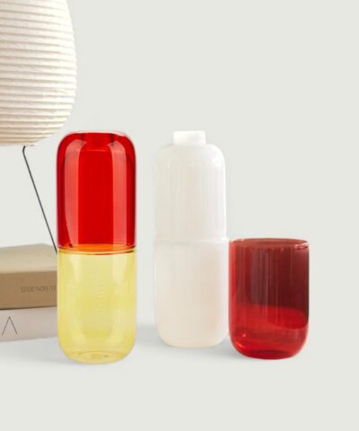 Botella de agua con vaso