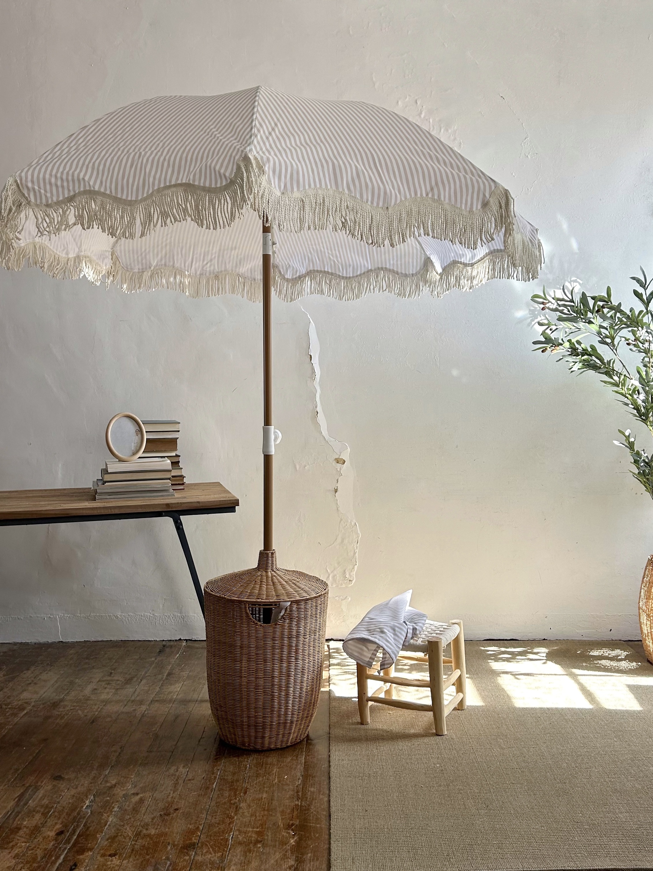 Parasol de rayas beige