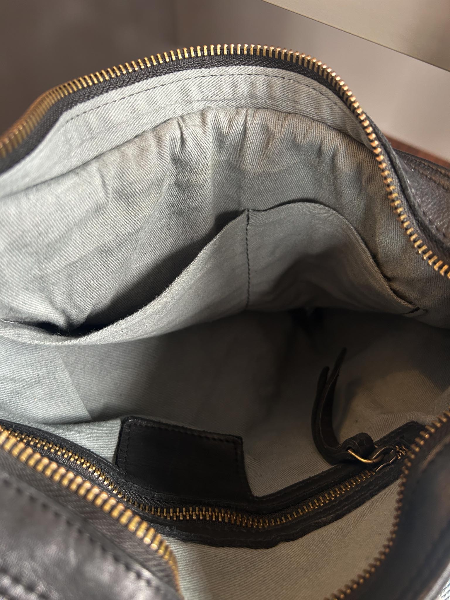 Interior bolso de cuero