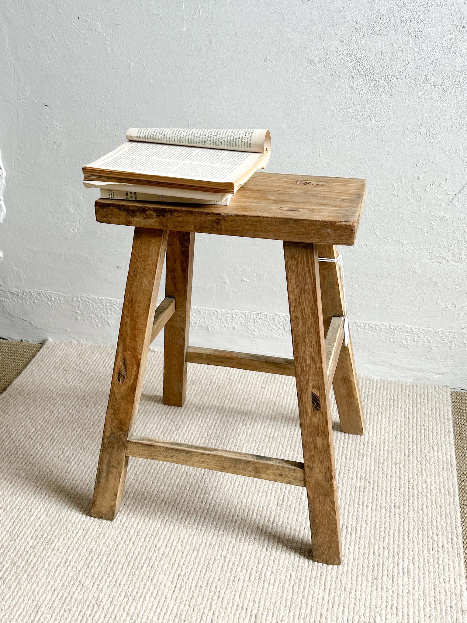 Banqueta de madera antigua