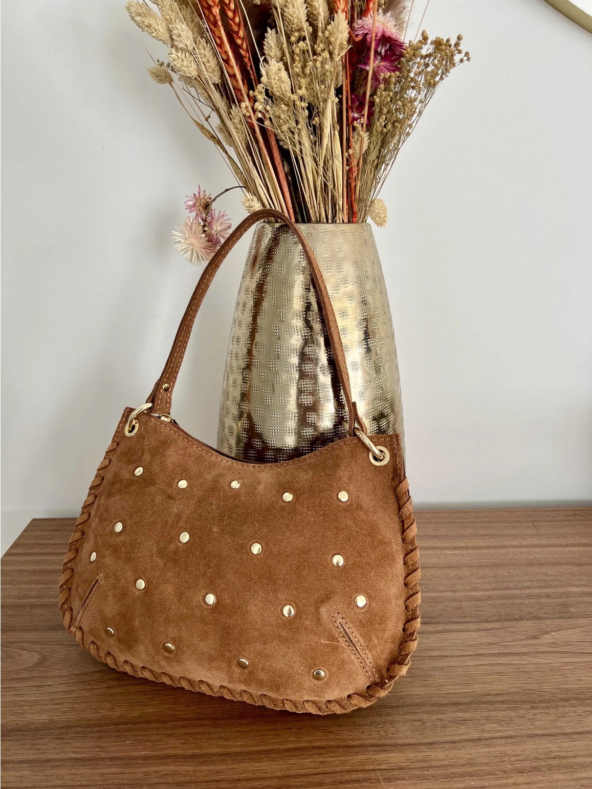 Bolso de ante con tachuelas