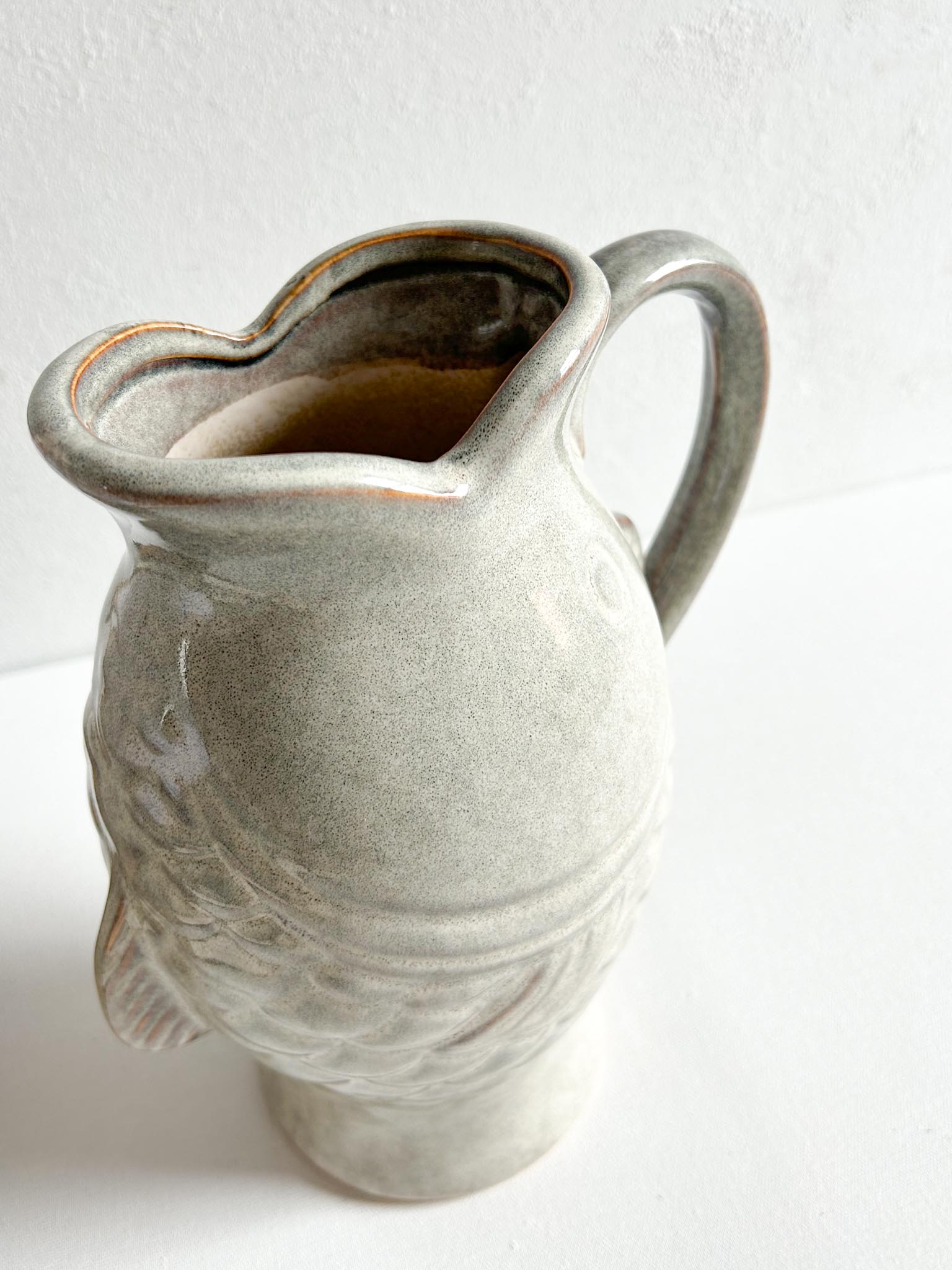 Jarrón con forma de pez gris