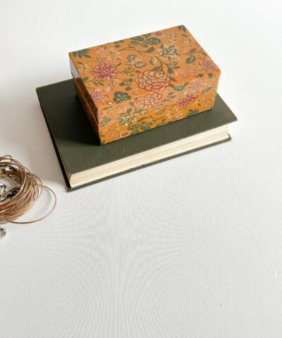Caja de madera estampada de flores