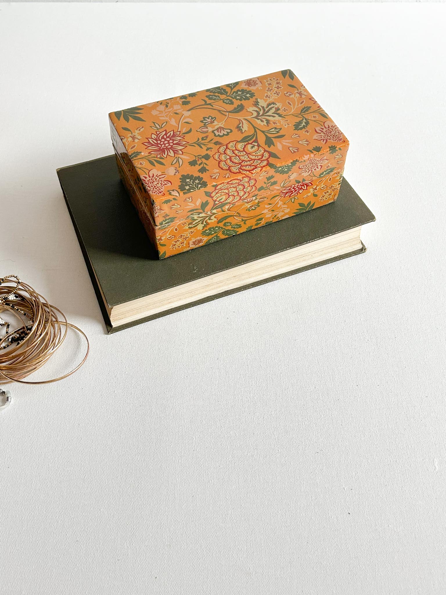 Caja de madera estampada de flores