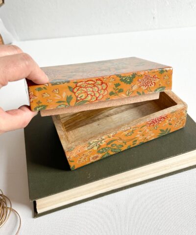 Caja estampada de flores