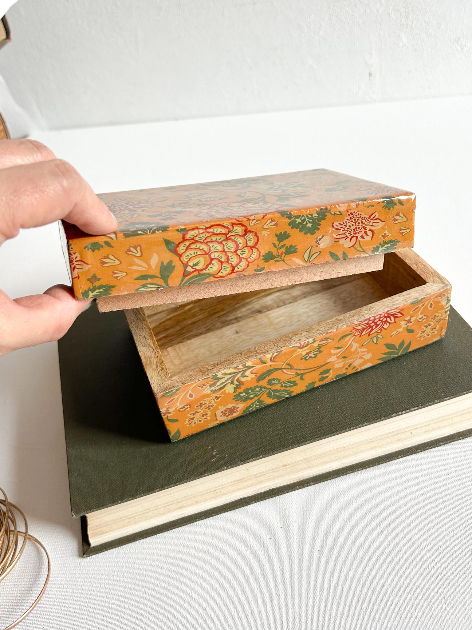 Caja estampada de flores