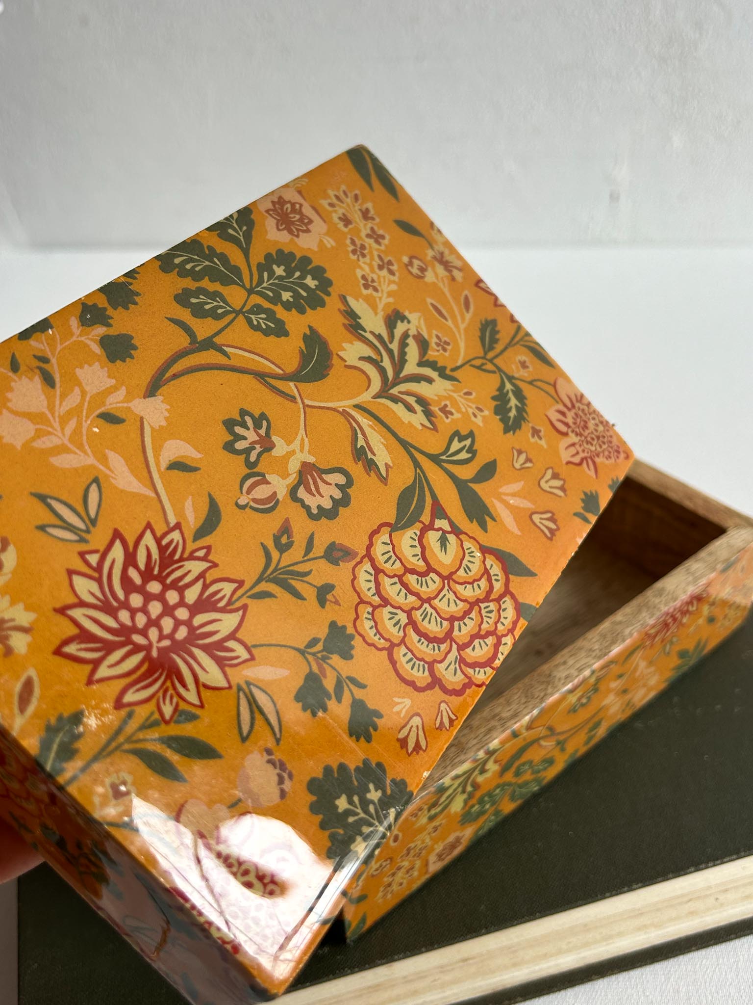 Caja de madera esmaltada con dibujos de flores