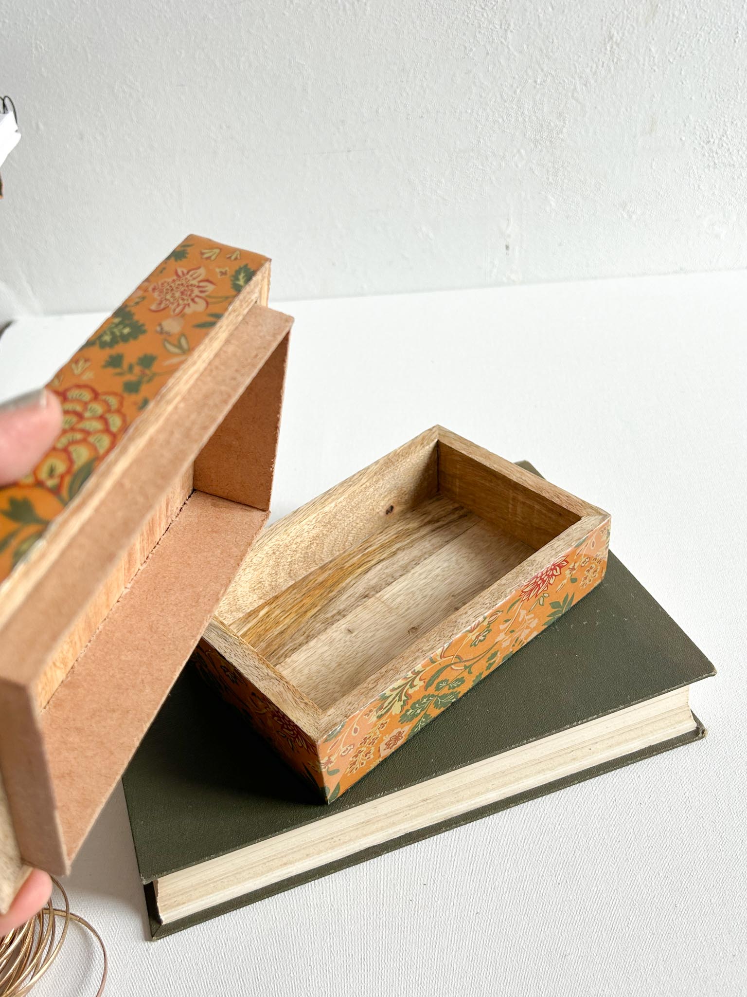 Caja de madera estampada con flores