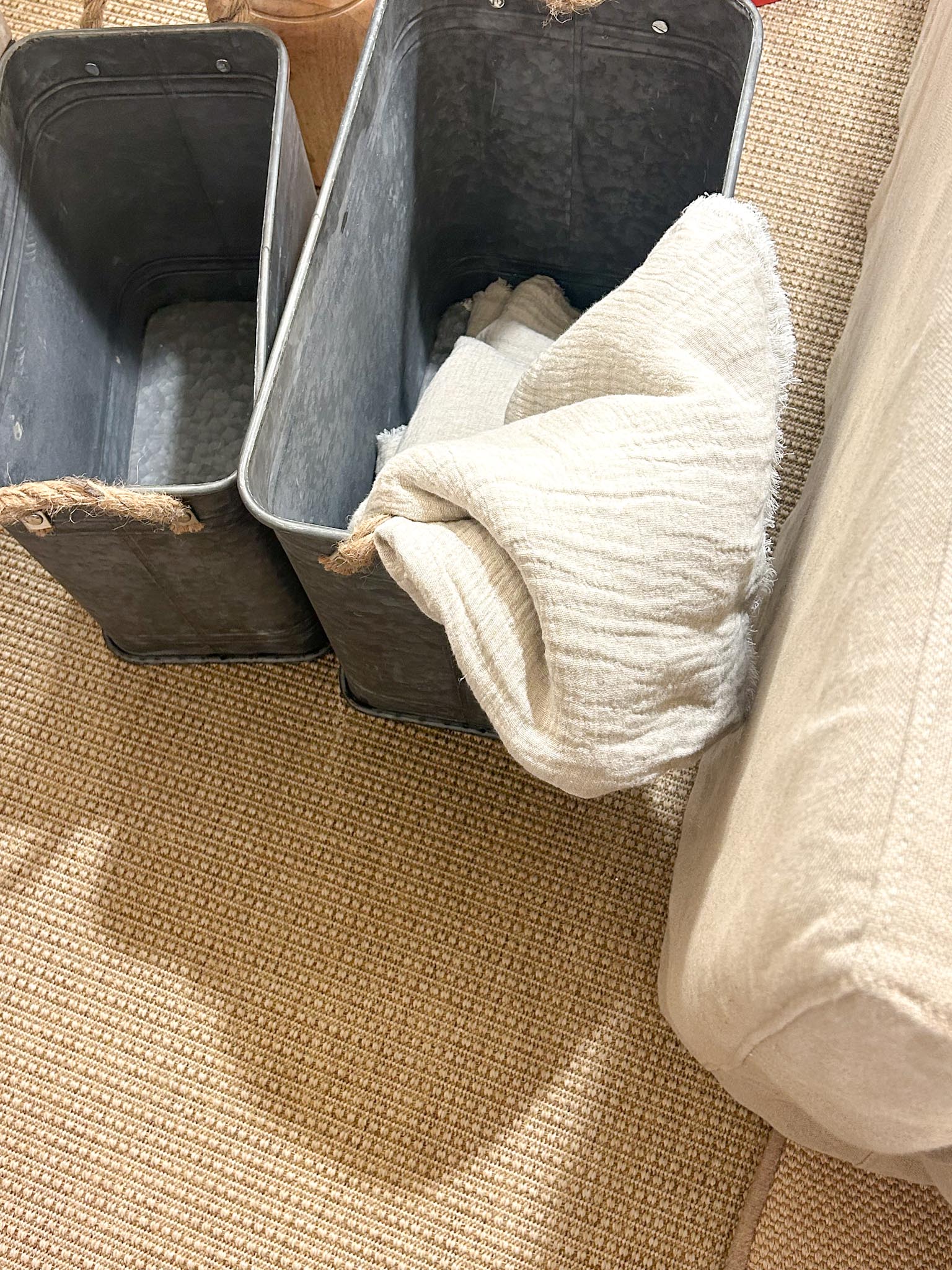 Cubo metálico con asas de cuerda